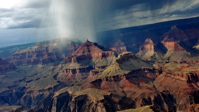 Parcul Național Grand Canyon este o rezervație geologică impunătoare. canion