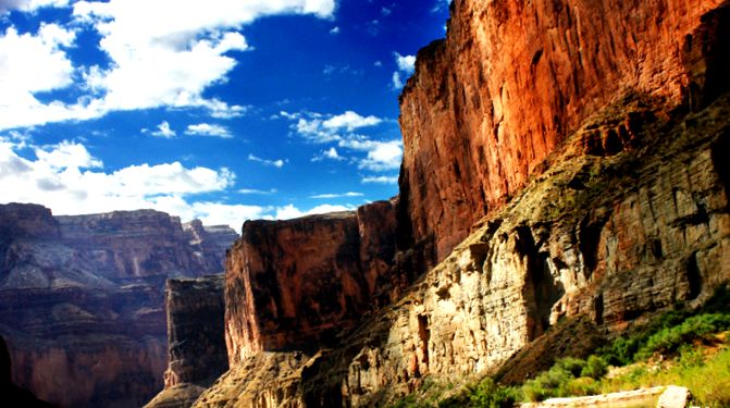 Parcul Național Grand Canyon este o rezervație geologică impunătoare. Naţional