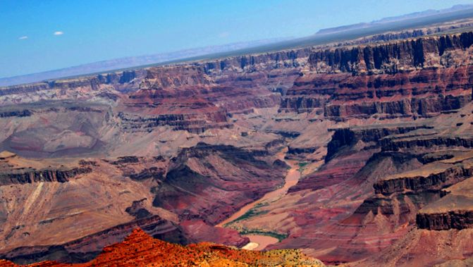 Parcul Național Grand Canyon este o rezervație geologică impunătoare. Naţional